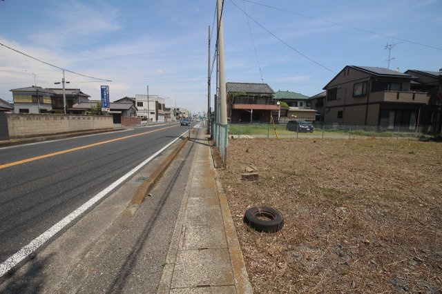 小山市間々田の前面道路含む現地写真|北西側道路（2026年5月撮影）