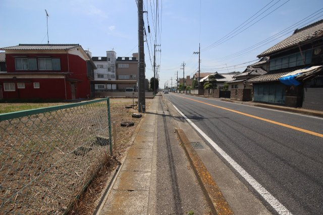 小山市間々田の前面道路含む現地写真|北西側道路（2026年5月撮影）