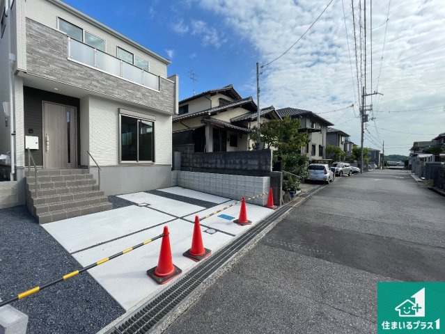大津市向陽町　第1期　新築一戸建ての前面道路含む現地写真|周辺は閑静な住宅街！前面道路広々で車の出し入れも便利です。駐車が苦手な方でも安心して車庫入れできます！