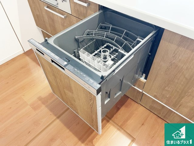 大津市向陽町　第1期　新築一戸建ての設備|食事後の一仕事、食器洗いをボタン一つでお任せできちゃいます！場所を取らないビルトイン式なので、お料理スペースもしっかり確保！
