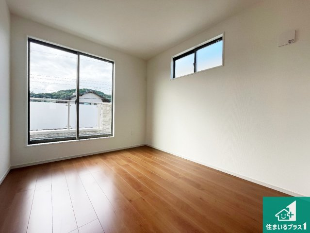 大津市向陽町　第1期　新築一戸建ての洋室|寝室は心地よい眠りについてもらいたくて、シンプルかつ開放的な空間な設計にしています！大きな窓から差し込む日が心地いいです♪