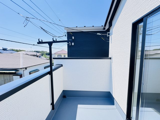 流山市松ケ丘４丁目新築戸建【東小学校:10分】のバルコニー|リビング前南向きルーフバルコニー・日当たり良好♪