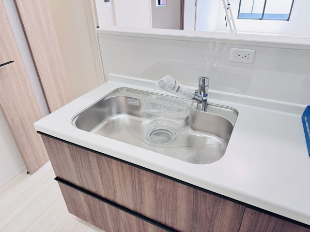 流山市松ケ丘４丁目新築戸建【東小学校:10分】のキッチン|シンクの水栓には浄水器がついてます！