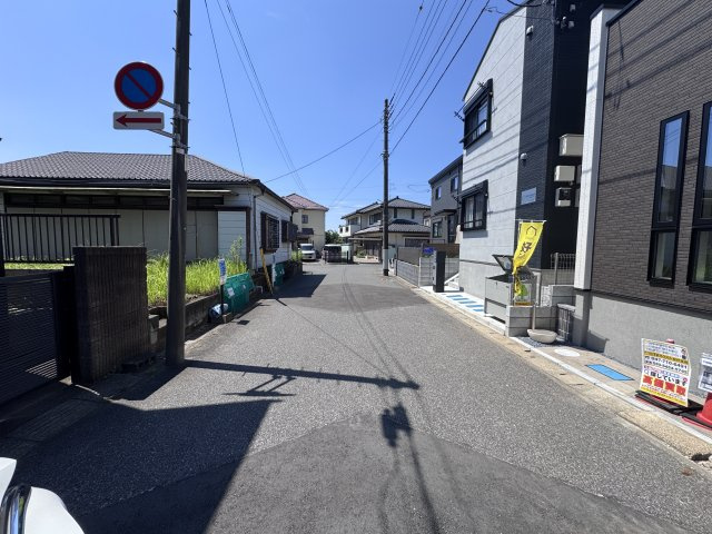 流山市松ケ丘４丁目新築戸建【東小学校:10分】の前面道路含む現地写真|南側前面道路・幅員約6ｍ
