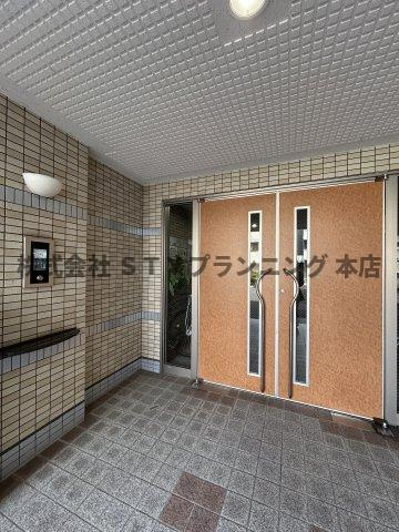 仲介手数料０円！プリムローズマンションのエントランス
