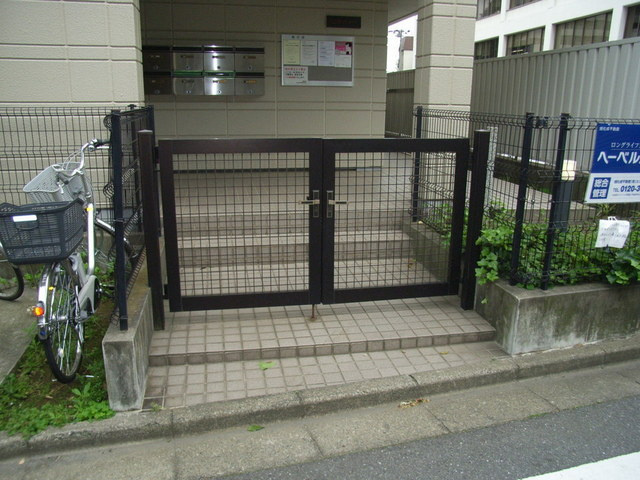 山伏ハイツのエントランス|★専用門扉★