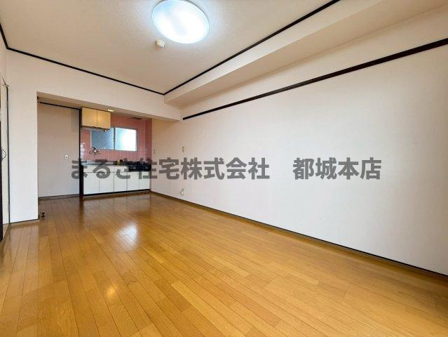 ロワイヤルヒルズ「水道料込み」の居間・リビング