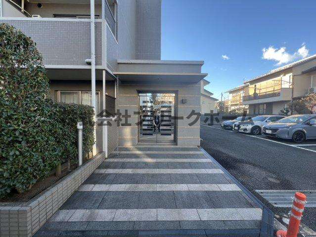 武蔵野市境２丁目の賃貸マンションのエントランス