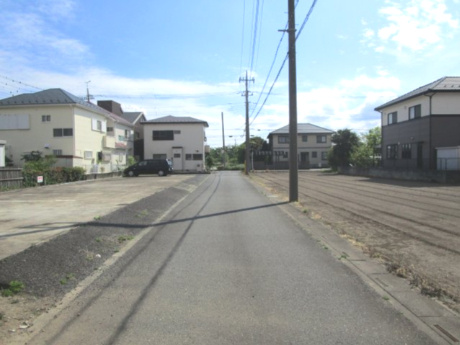 鴻巣市八幡田　売地の前面道路含む現地写真