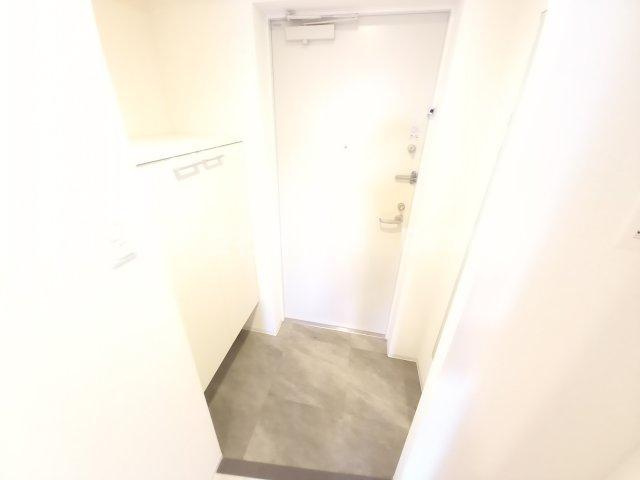 セレニテ三宮プリエの玄関