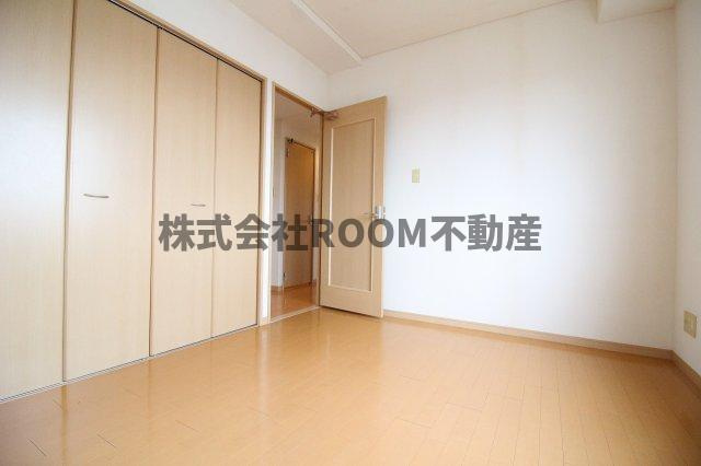 フローリッシュ広呂原の寝室|広くて明るい寝室