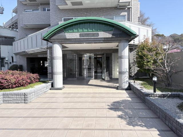 ダイヤガーデン江波のエントランス|オートロックシステムです。江波山公園の南側。大通り沿いではないため、落ち着いて暮らせる立地です。