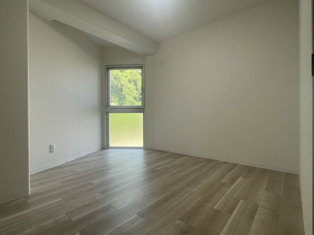 ダイヤガーデン江波の洋室|各部屋にはクローゼットを備えつけています。