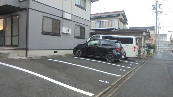 一色ハイツの駐車場|駐車スペースもあります