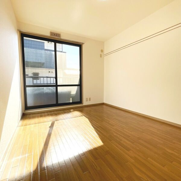 一色ハイツの洋室|明るい洋室です