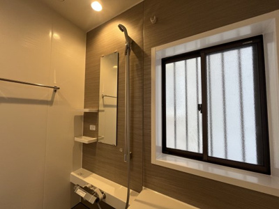 【浴室】 | 甲栄台５丁目　中古戸建 | こちらも窓があるので換気もバッチリです。