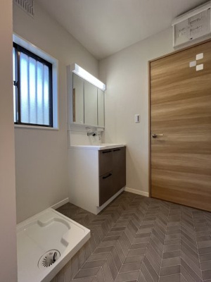 【ランドリースペース】 | 甲栄台５丁目　中古戸建 | クロスや床も貼替しており、清潔感があります。