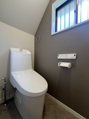 【トイレ】 | 甲栄台５丁目　中古戸建 | 1階　トイレ　新調しておりお手入れのしやすいトイレです。