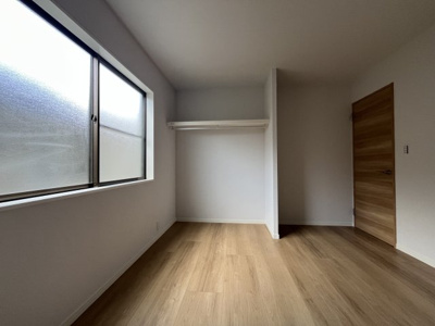 【収納】 | 甲栄台５丁目　中古戸建 | こちらのお部屋の収納はオープンクローゼットになっています。湿気対策になります。