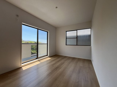 【洋室】 | 甲栄台５丁目　中古戸建 | バルコニーに面しており陽当り・通風良好です。