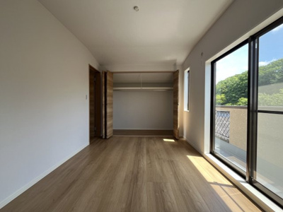 【収納】 | 甲栄台５丁目　中古戸建 | 高さも幅もあるクローゼットでお荷物がたっぷり収納できますね。