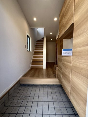 【玄関】 | 甲栄台５丁目　中古戸建 | 木の温もりのある玄関が皆様をお迎えしてくれます。