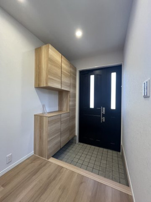 【玄関】 | 甲栄台５丁目　中古戸建 | シューズクロークにはご家族分の靴が収納できます。