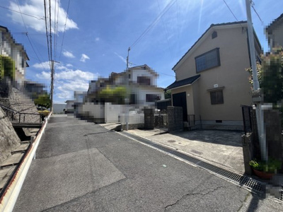 【前面道路含む現地写真】 | 甲栄台５丁目　中古戸建 | 前面道路が広いので駐車も楽々です。
