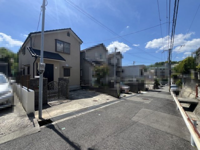 【前面道路含む現地写真】 | 甲栄台５丁目　中古戸建 | 前面道路との高低差はございません。