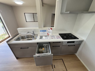 【キッチン】 | 甲栄台５丁目　中古戸建 | 食洗機付きで家事の時短につながります。