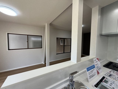 【キッチン】 | 甲栄台５丁目　中古戸建 | カウンターキッチン採用でリビングのご家族とのコミュニケーションが取れますね。