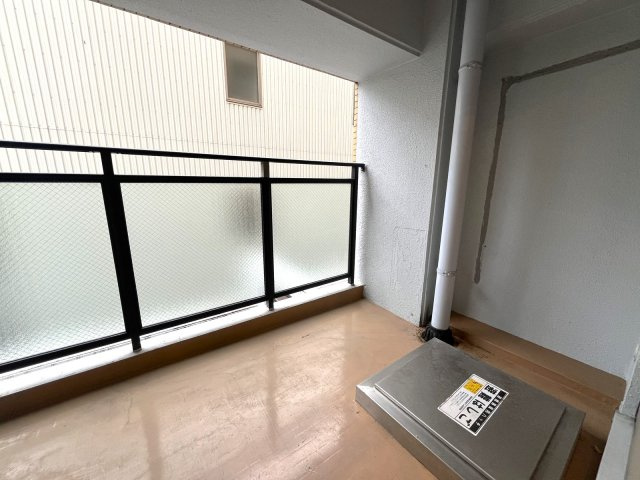 サンライフ六本松のバルコニー|幅が広くクリーンな印象のバルコニー☆
大きなバルコニーは柔らかい風を運んできます…♪
洗濯物もたくさん干せそうですね！
