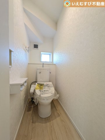 Cradle garden　寄居町用土第4のトイレ|シンプルで清潔感のあるトイレ
窓付きで明るく、お掃除しやすいシンプルな空間♪