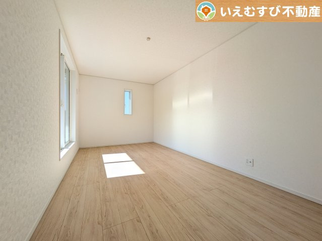 Cradle garden　寄居町用土第4の洋室|2面採光で明るい居室
たっぷりの採光で自然光の差し込む明るいお部屋！新生活を想像すると楽しみが増しますね♪