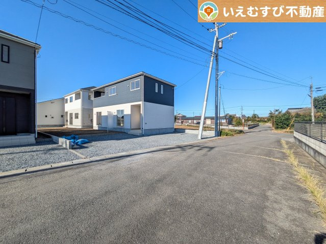 Cradle garden　寄居町用土第4の前面道路含む現地写真|充分な広さの前面道路
間口が広くお車の出し入れも問題なく行えるスペースが確保されています♪