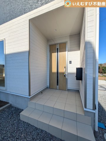 Cradle garden　寄居町用土第4のエントランス|落ち着いた色づかいのエントランス
駐車場からアクセスの良いエントランス。雨の日や荷物が多くても安心の動線♪