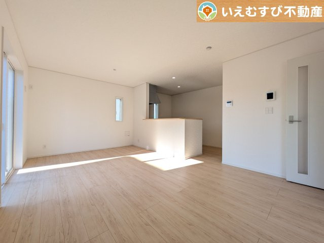 Cradle garden　寄居町用土第4の居間・リビング|開放感と家族との距離感にこだわったＬＤＫ
採光たっぷりのリビングで休日には家族みんなでくつろげそうですね♪
