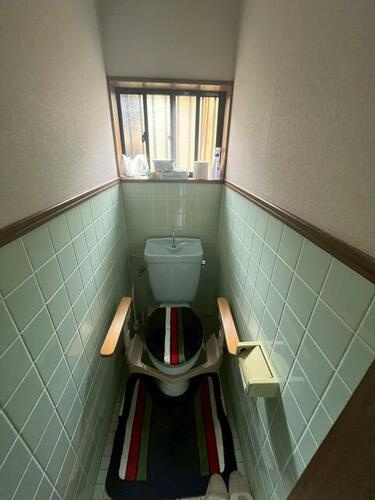 招提中町2丁目　中古一戸建てのトイレ|手すり付き
■物件内覧・資金計画相談・住宅ローン相談、リフォーム相談、お問合せ受付中■
※当日・翌日のご内覧、ご相談はお電話でのお問合せがスムーズです！
