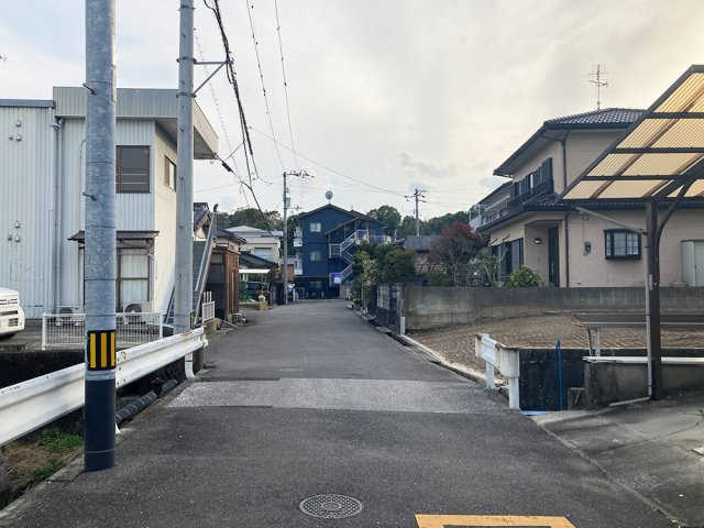 「駐車4台可能」高知市朝倉西町6　新築一戸建ての前面道路含む現地写真|閑静な住宅街に位置し、落ち着いた住環境です。