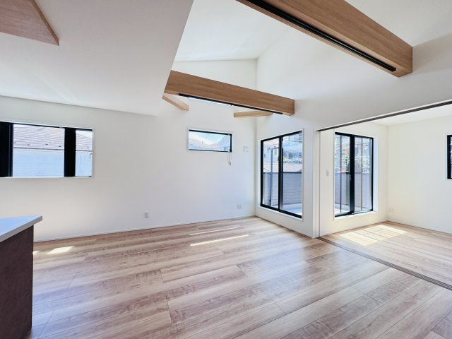 流山市松ヶ丘６丁目新築戸建の居間・リビング|17.5帖リビングダイニングキッチン