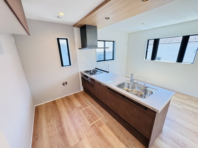 流山市松ヶ丘６丁目新築戸建のキッチン|お手入れしやすいレンジフード・シンクの水栓には浄水器がついてます！