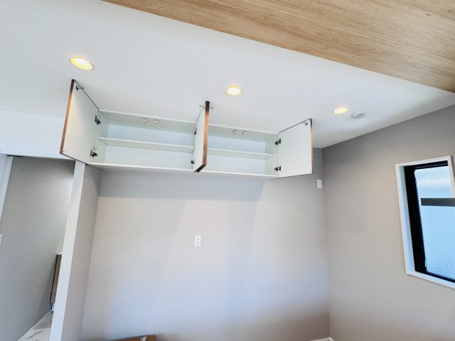 流山市松ヶ丘６丁目新築戸建のキッチン|吊り下げカップボードつき