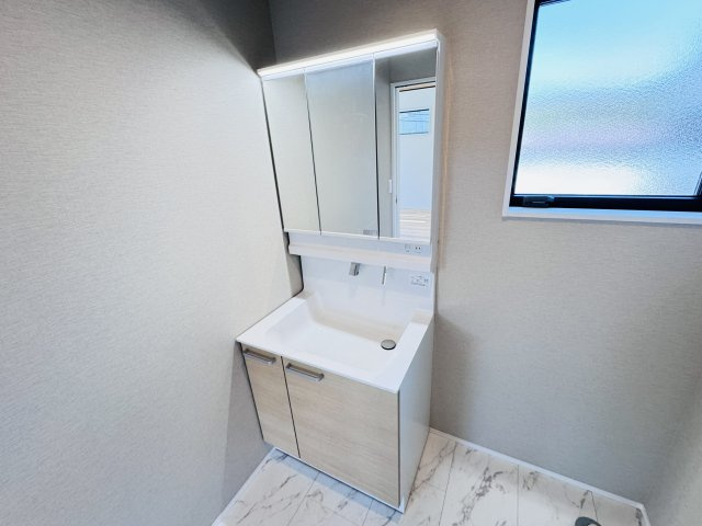 流山市松ヶ丘６丁目新築戸建の独立洗面台|シャワーヘッド付き三面鏡洗面化粧台
