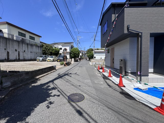 流山市松ヶ丘６丁目新築戸建の前面道路含む現地写真|西側前面道路・幅員約5.6ｍ