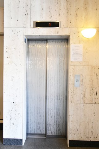 サンリット大袋のその他共用部分|エレベーターが設置されておりますので、大荷物を抱えているときやお子様を抱っこしているときでも楽々昇降できます。当日のご連絡・現地集合・来店希望などご気軽にご相談ください！お問合せお待ちしております。