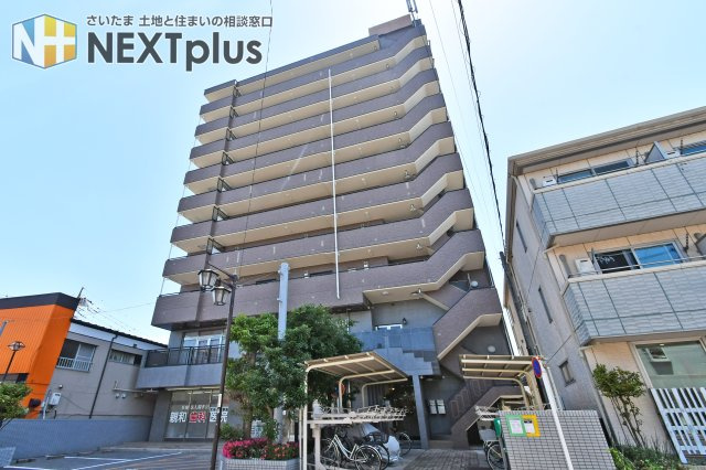 サンリット大袋の外観|東武伊勢崎線『大袋』駅徒歩3分。都内まで1時間圏内で行くことが出来、通勤通学にも便利な立地です。スーパー・コンビニ・ドラックストア徒歩5分圏内に充実。毎日のお買い物も便利です。