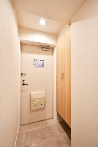 サンリット大袋の玄関|玄関は広めに設計されておりますので、お子様と並んで靴を一緒に履く事もできます！トールサイズのシューズボックスですので、ご家族分の靴がしっかり収納する事ができます。