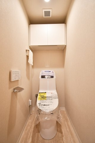 サンリット大袋のトイレ|トイレ：奥行きにゆとりがあり、圧迫感の少ないトイレスペース。吊戸棚付きで、トイレットペーパーなどの備品補充も楽々行えます。掃除用具をしまうと清潔感も消す事ができ、イマドキなお部屋にできます。