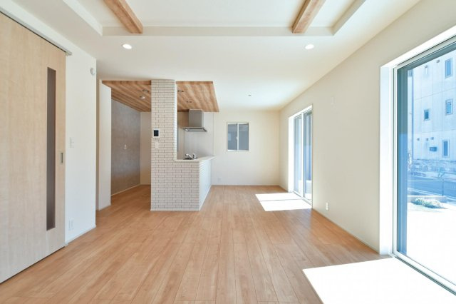 入間郡三芳町大字北永井の新築一戸建の居間・リビング|南東向きで陽当り良好なリビングダイニング。折上天井で開放感をプラス♪