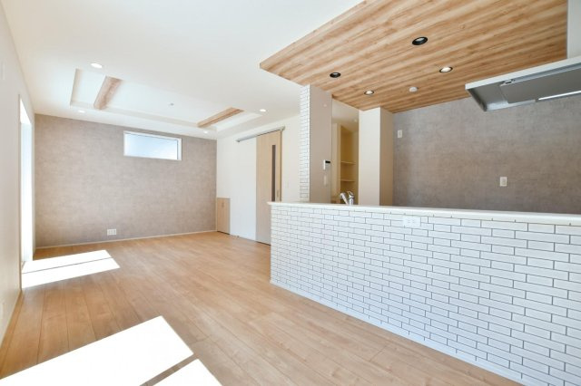 入間郡三芳町大字北永井の新築一戸建の居間・リビング|対面キッチンは、リビングで遊んでいるお子様や、ダイニングで勉強しているお子様をを見守りながらお料理ができます。